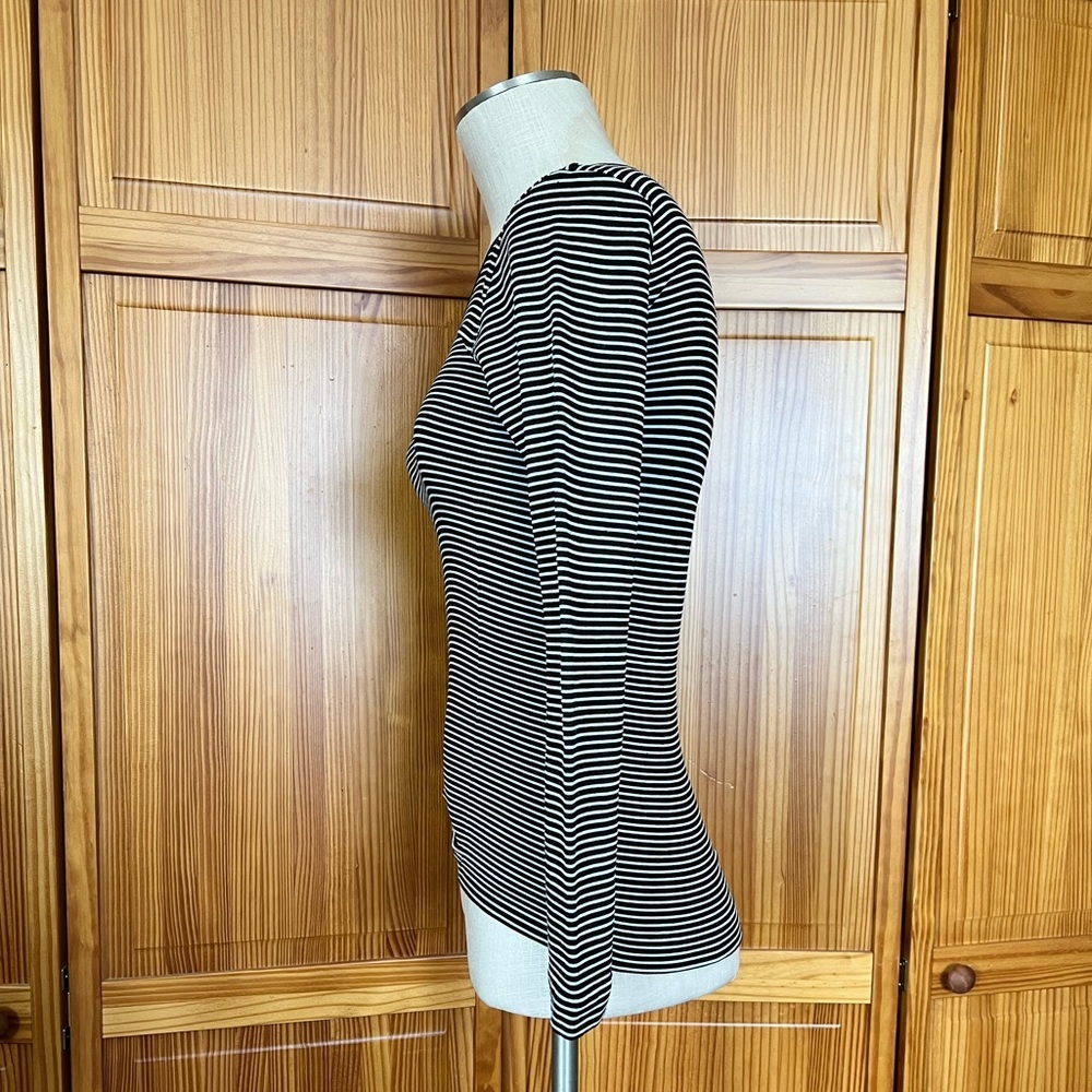 Bella Seamless Small Black & White Striped Fitted Figure Flattering Long Sleeve - Picture 3 of 6